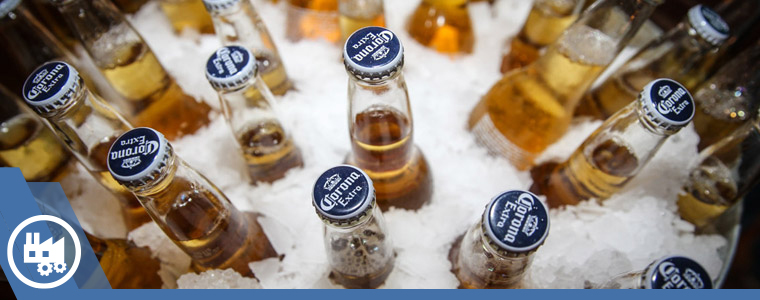 Botellas de cerveza Corona en un cubo con hielo
